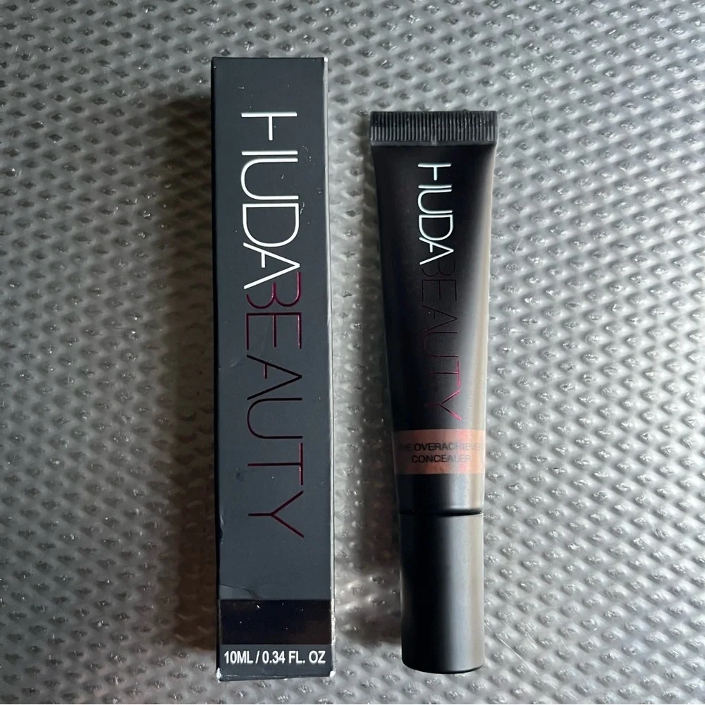 HUDA BEAUTY Overachiever High Coverage Concealer, shade 38R Chocolate Chip